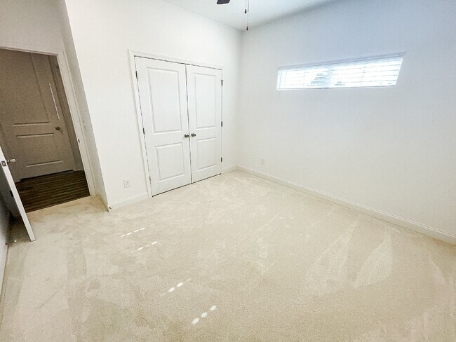 Building Photo - Pet Friendly End Unit Townhome