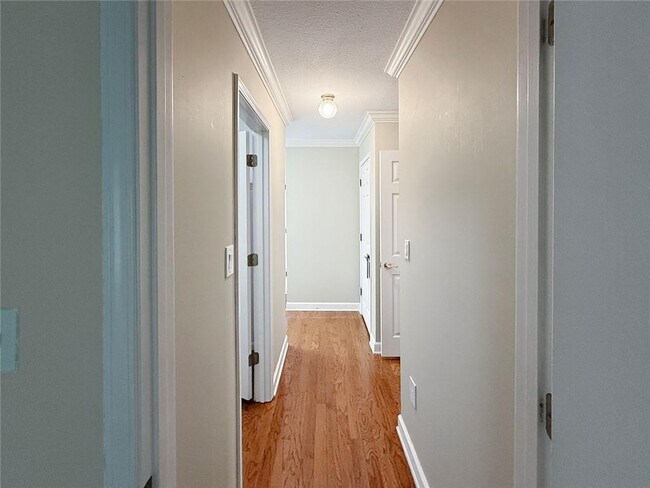 Building Photo - 1308 Pine Heights Dr NE