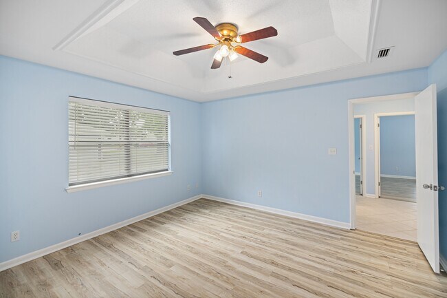 Building Photo - 349 Primrose Cir