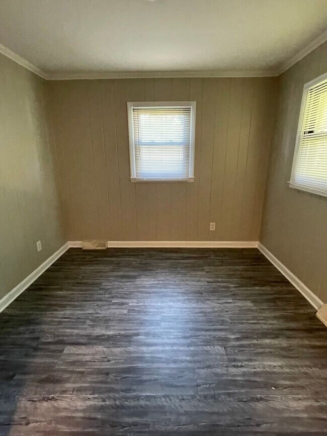 Building Photo - 4205 Oak Forest Dr