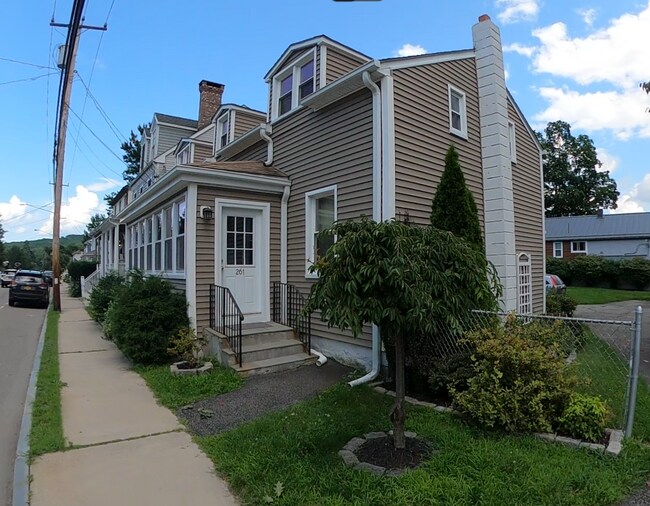 Building Photo - 261 Main St