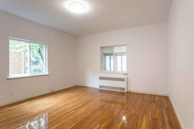 Building Photo - 88-14 65th Dr