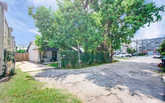 Building Photo - 1612 Bonner E St