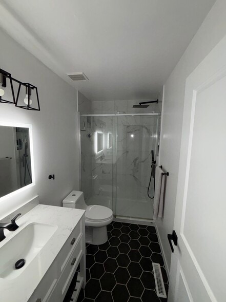 Second floor full bathroom - 4708 Cara Ct