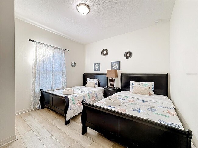 Building Photo - 8986 Shine Dr