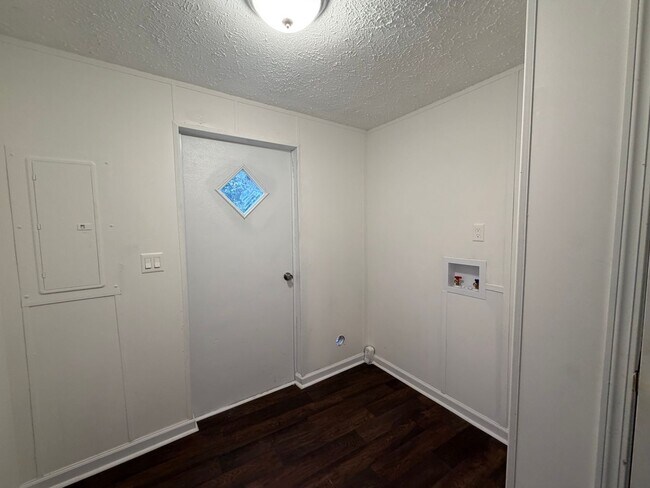 Building Photo - Home For Rent