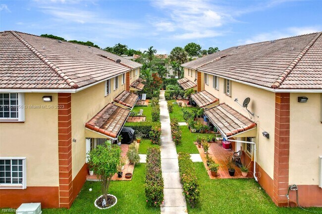 Building Photo - 3 br, 2 bath Townhome - 6768 NW 182nd St A...