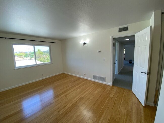 Building Photo - Available Now - 2 Bedroom 2 Bath Condo in ...