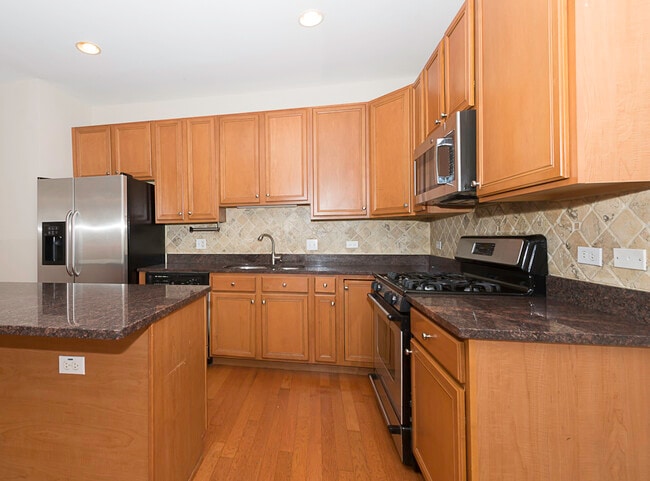Building Photo - 943 W 14th Pl