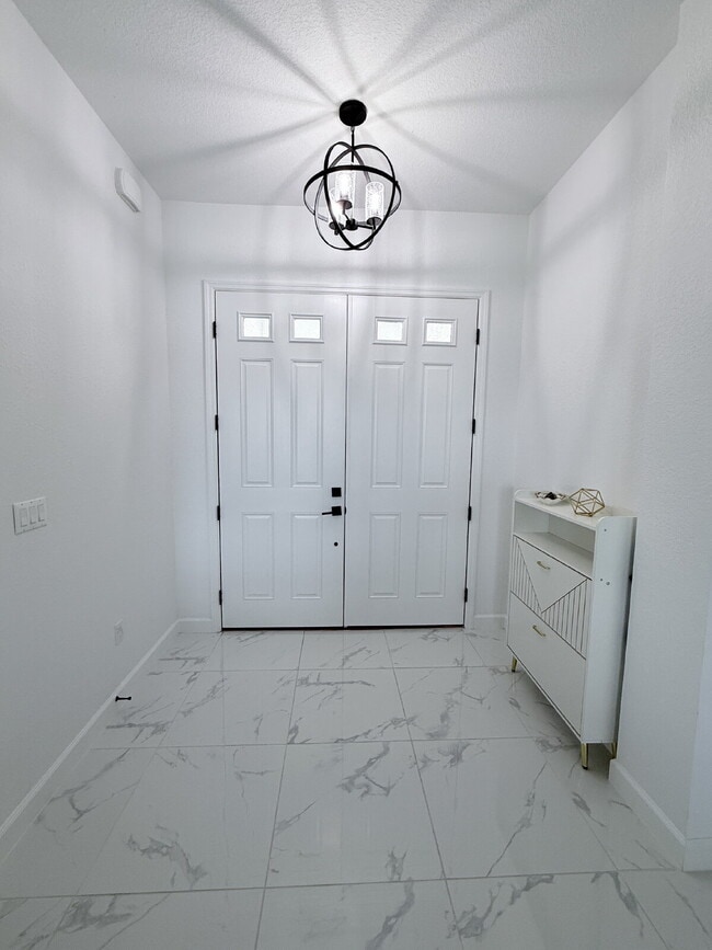 Building Photo - 5 Bedroom and 6 Bathroom, Lake view House