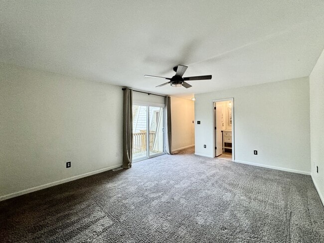 Building Photo - READY 06-11-26!! Fantastic Condo By The Beach! Fenced Patio - All Appliances - Community Pool!