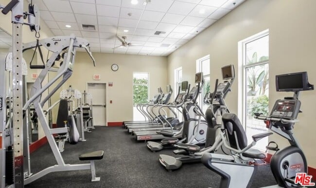 Building Photo - 645 W 9th St