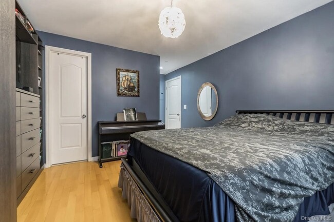 Building Photo - 3360 Shore Pkwy