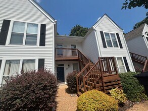 Building Photo - Charming 2 Bedroom Condo Located in Newpor...