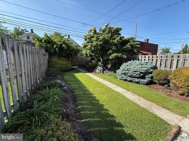 Building Photo - 1557 Dauphin Ave
