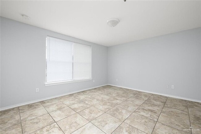 Building Photo - 416 E 5th St