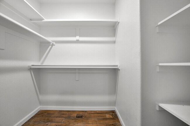 Building Photo - Like New 3-bedroom 2.5 bath Duplex in Gent...