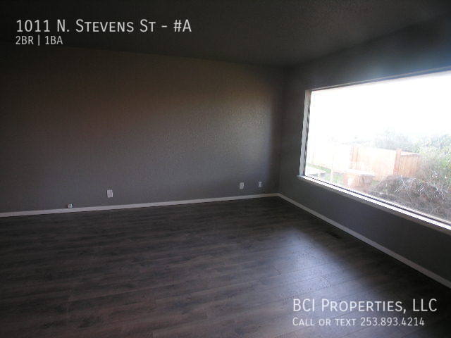 Building Photo - This beautiful 2 bedroom, 1 bath home is m...