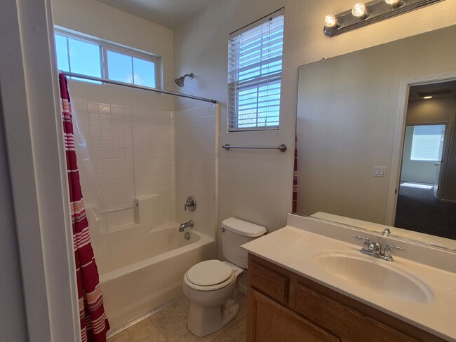 Building Photo - Adorable 3 bedroom 2.5 bath home with loft