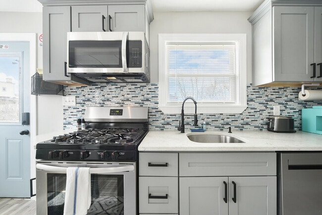 Building Photo - 444 Oneida St