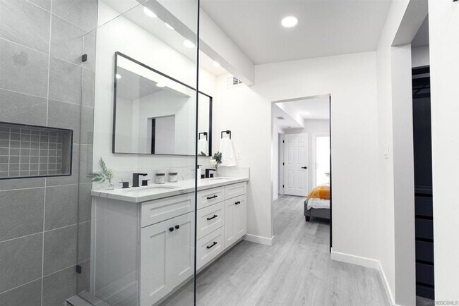 Building Photo - Charming Remodeled Home in Clairemont! Ope...