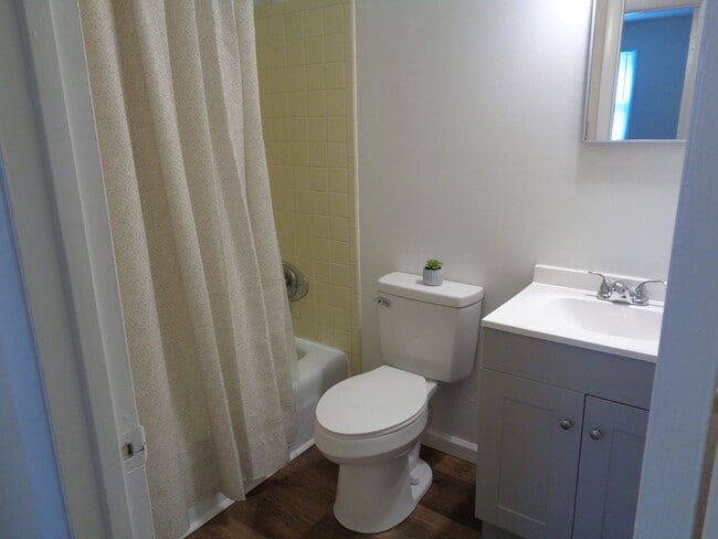 Building Photo - 4 Bedroom House for Rent-Close to University Parkway