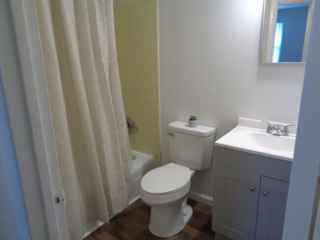 Building Photo - APPLICATION PENDING-4 Bedroom House for Rent-Close to University Parkway