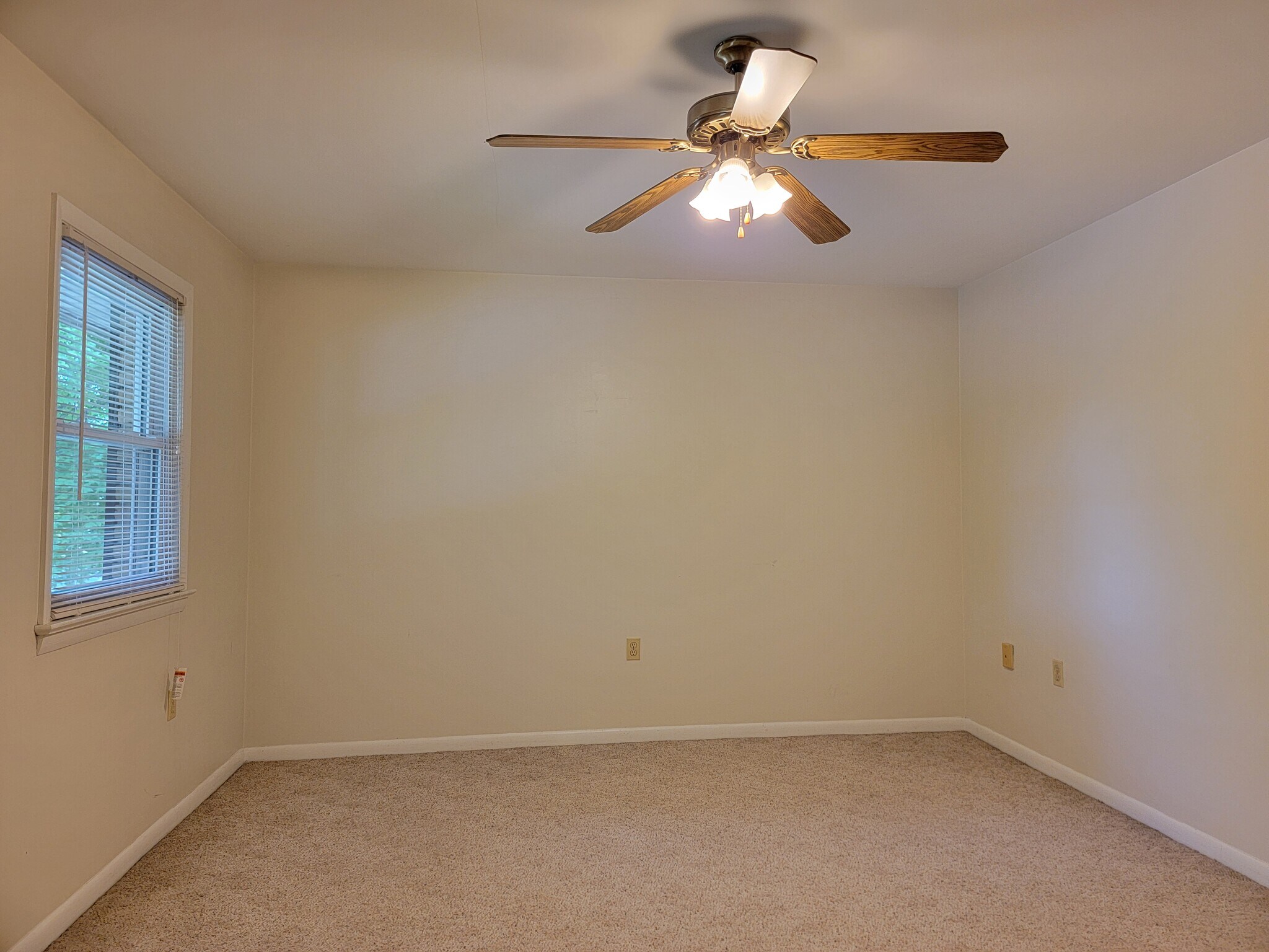 Building Photo - 457 W Main Ave