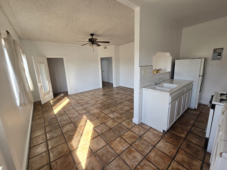Cute kitchen, big walk in closet - 608 N St Andrews Pl
