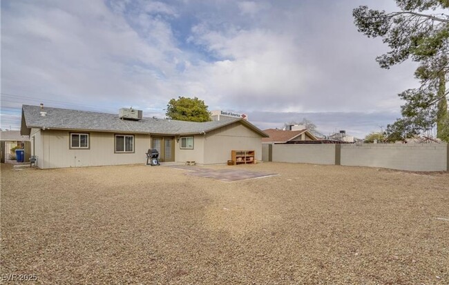 Building Photo - 6925 Creekside Ln