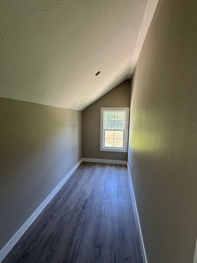 Building Photo - Charming 5 Bedroom off of South National Ave