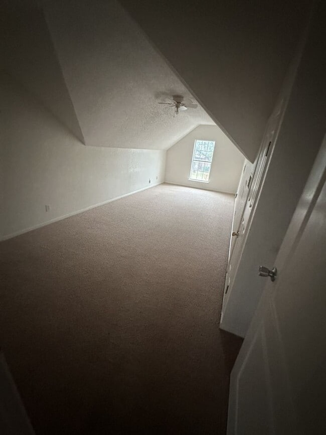 Building Photo - AVAILABLE NOW!!