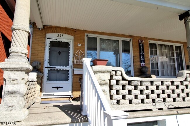 Building Photo - 353 Thomas St