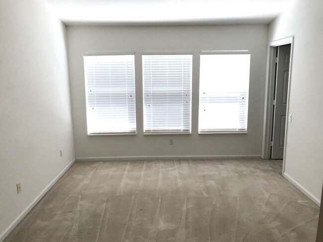 Building Photo - Beautiful 2 bed 2 bath Townhome in Gated Community