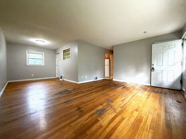 Building Photo - 3 bed 1 bath - Ferguson - park like back yard