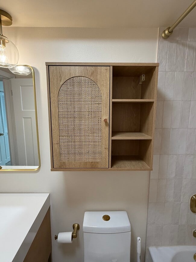 Building Photo - 6828 N Northwest Hwy