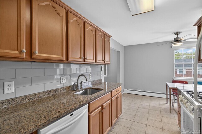Building Photo - 31 Doxbury Ln