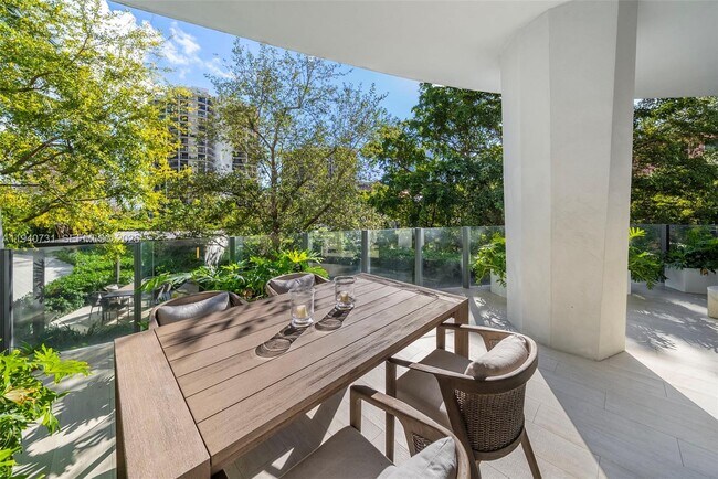 Building Photo - 2831 S Bayshore Dr