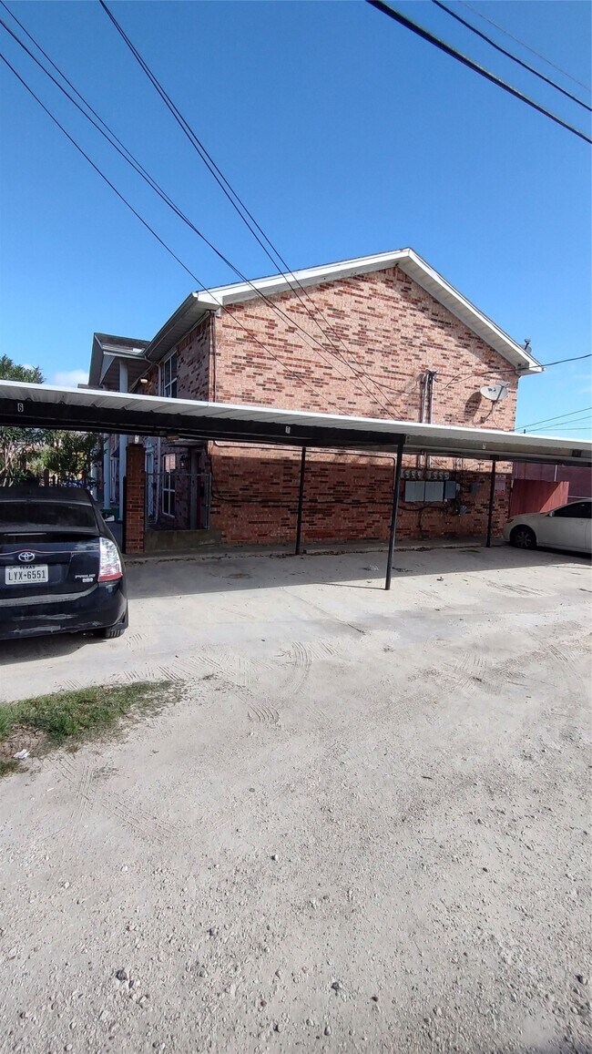 Building Photo - 4513 1/2 Bernardo De Galvez Ave