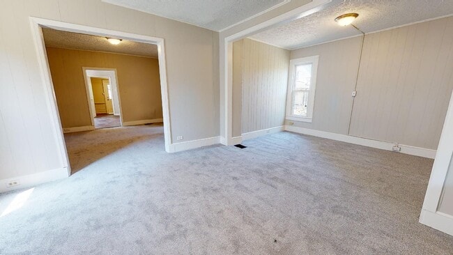 Building Photo - Huge 4 Bedroom Single Family House - almost 1500 SQ FT!