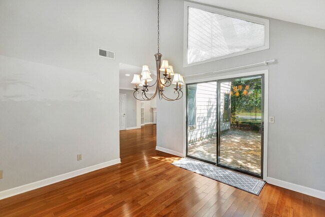 Building Photo - Prime Location Near Ravenel Bridge & Charl...