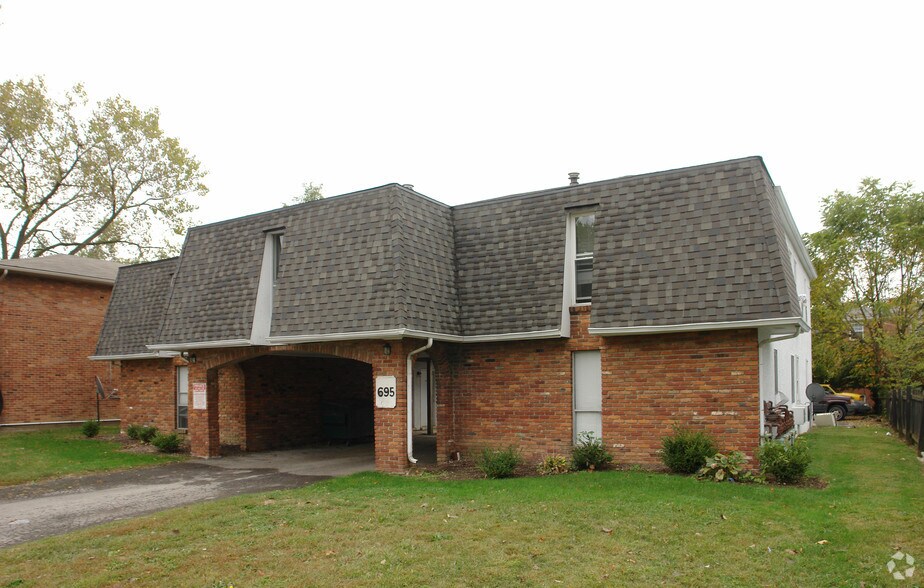 Primary Photo - 695 Riverview