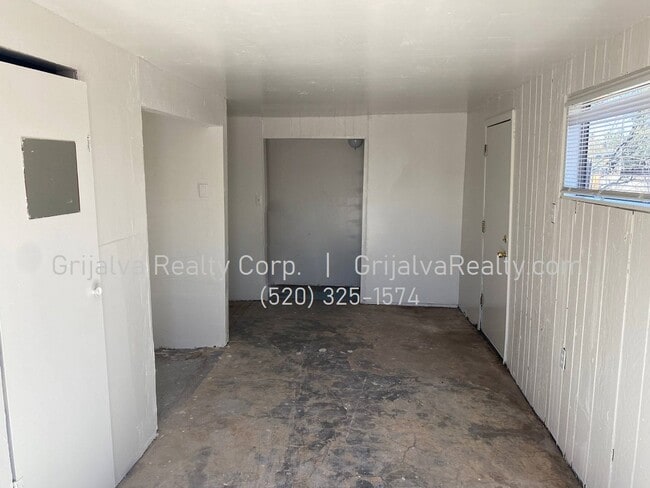 Building Photo - Cute & Cozy 1 Bedroom House on Large Lot (...