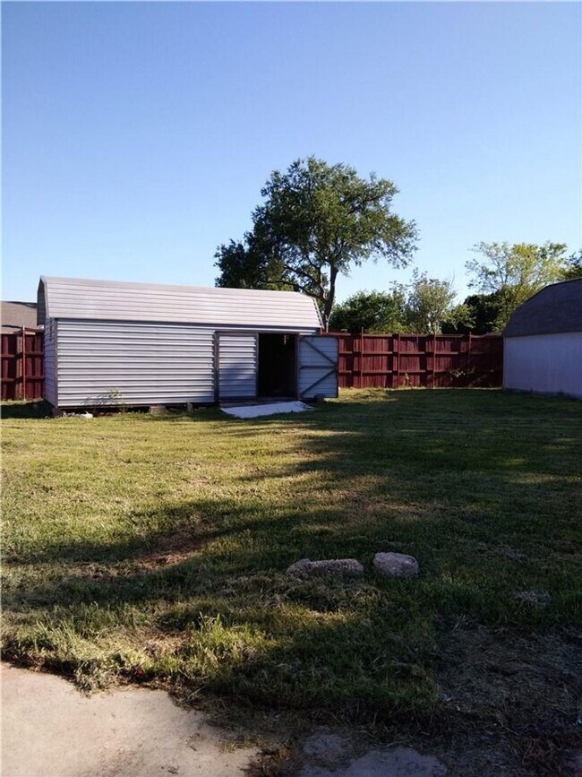 Building Photo - Cozy 3 Bed / 2 Bath Single-Family Home for...