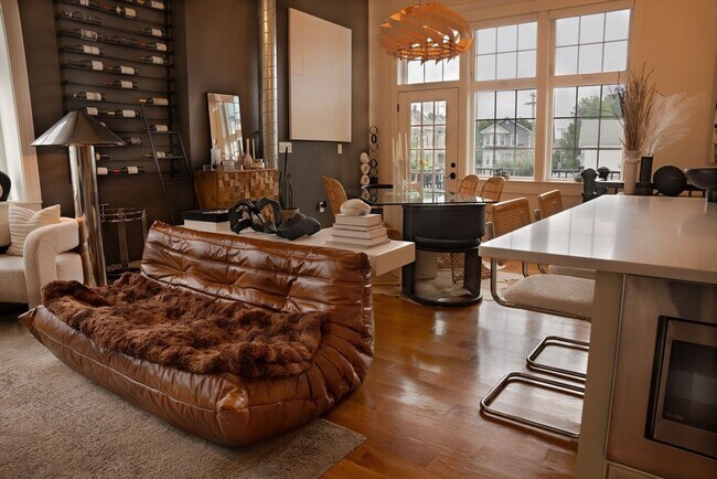 Primary Photo - 11 S Mason St