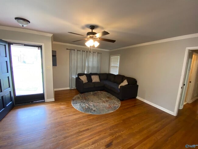 Building Photo - 817 Chambers Dr NE
