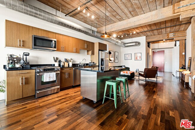 Building Photo - 530 S Hewitt St