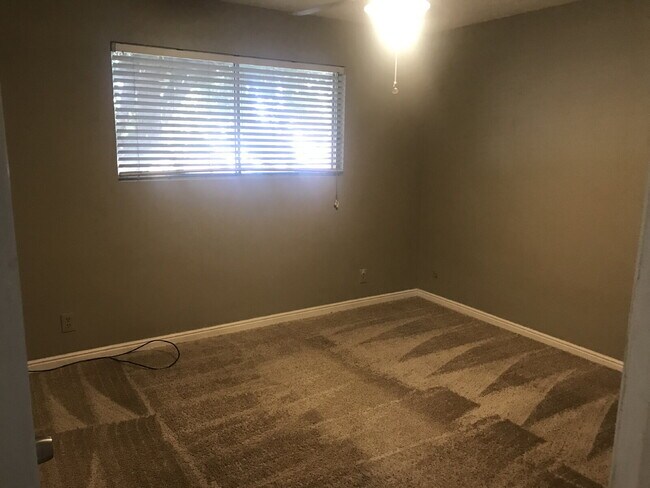 Building Photo - 4-Bedroom Retreat in Saint George – Cozy a...