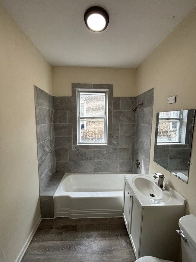 Building Photo - 1538 N Avers Ave