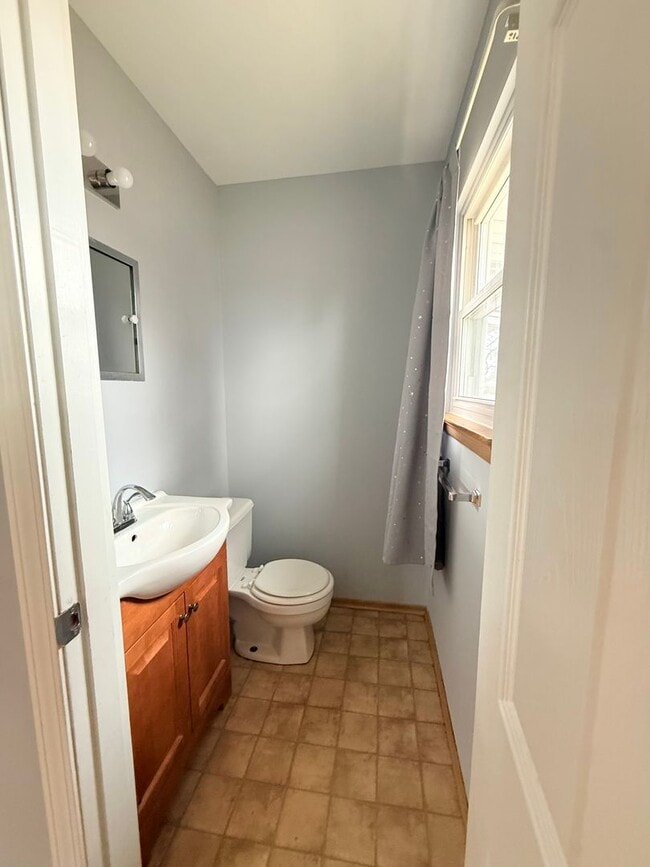 Building Photo - Charming 2 Bedroom Home with Bonus Space & Fenced Yard!